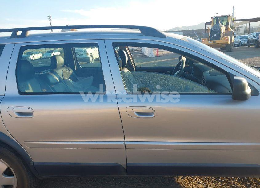 Photo 13 of 2001 Volvo V70 XC (VIN YV1SZ58DX11023987)