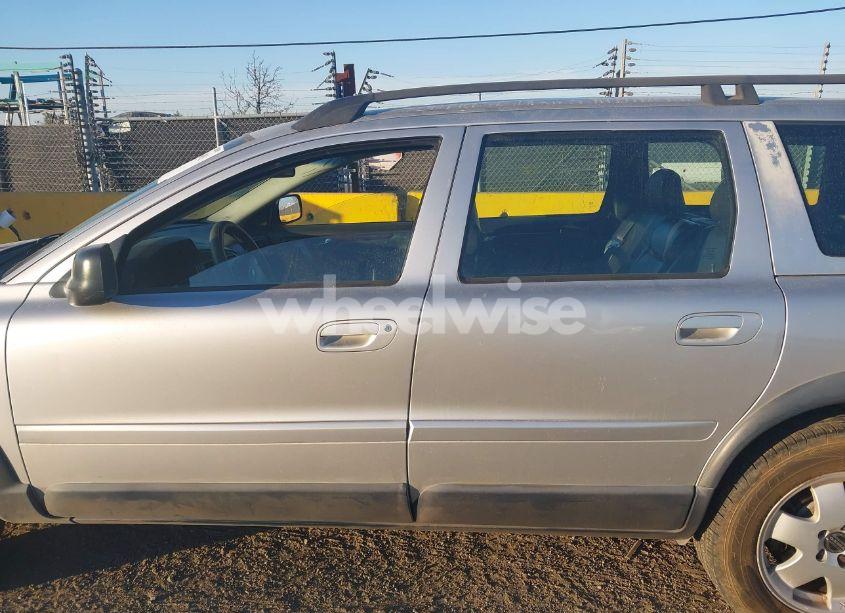 Photo 14 of 2001 Volvo V70 XC (VIN YV1SZ58DX11023987)