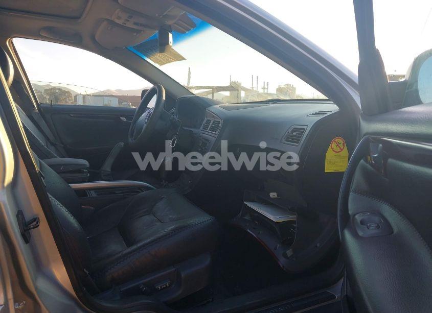 Photo 5 of 2001 Volvo V70 XC (VIN YV1SZ58DX11023987)