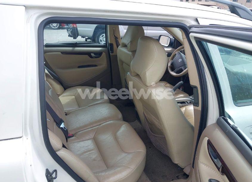 Photo 8 of 2001 Volvo V70 XC (VIN YV1SZ58DX11034326)