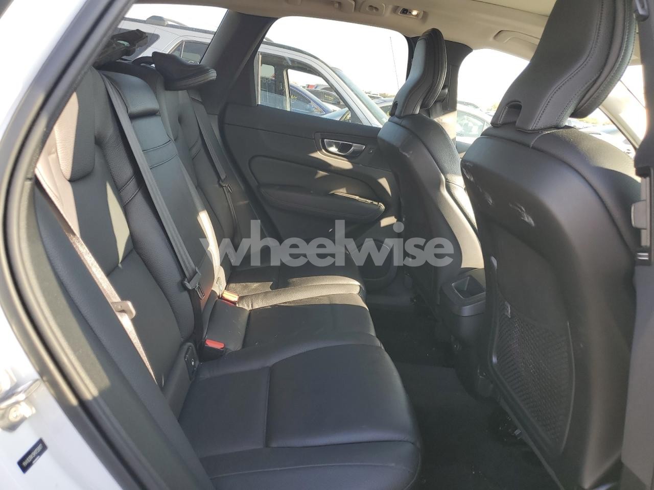 Photo 10 of 2021 VOLVO XC60 T5 MOMENTUM (VIN YV4102RK5M1759177)