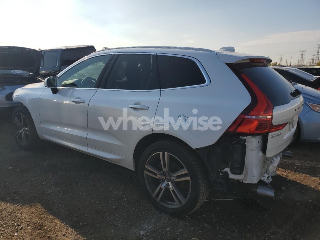 Photo 2 of 2021 VOLVO XC60 T5 MOMENTUM (VIN YV4102RK5M1759177)