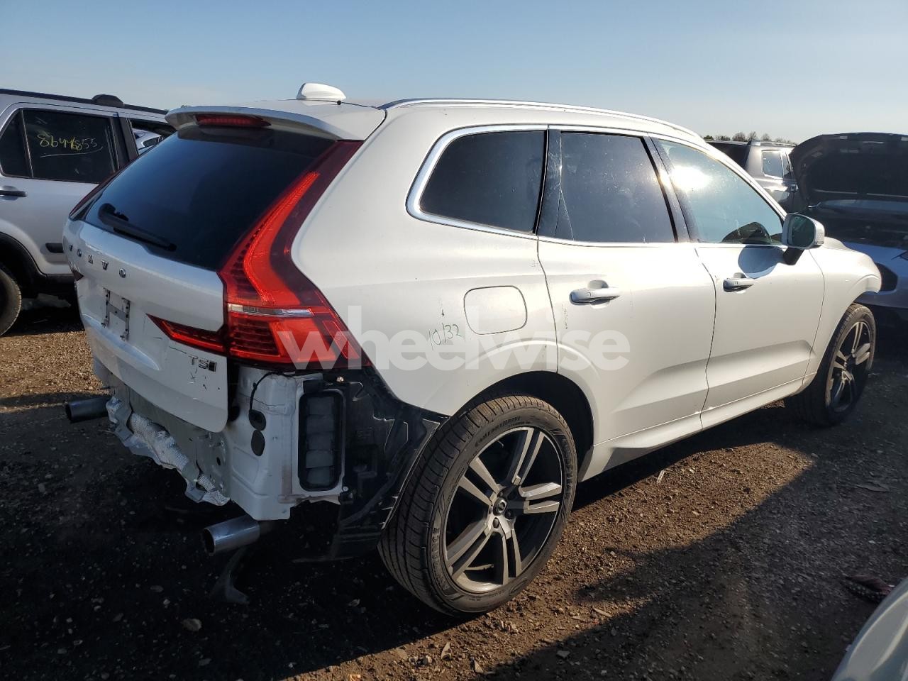 Photo 3 of 2021 VOLVO XC60 T5 MOMENTUM (VIN YV4102RK5M1759177)
