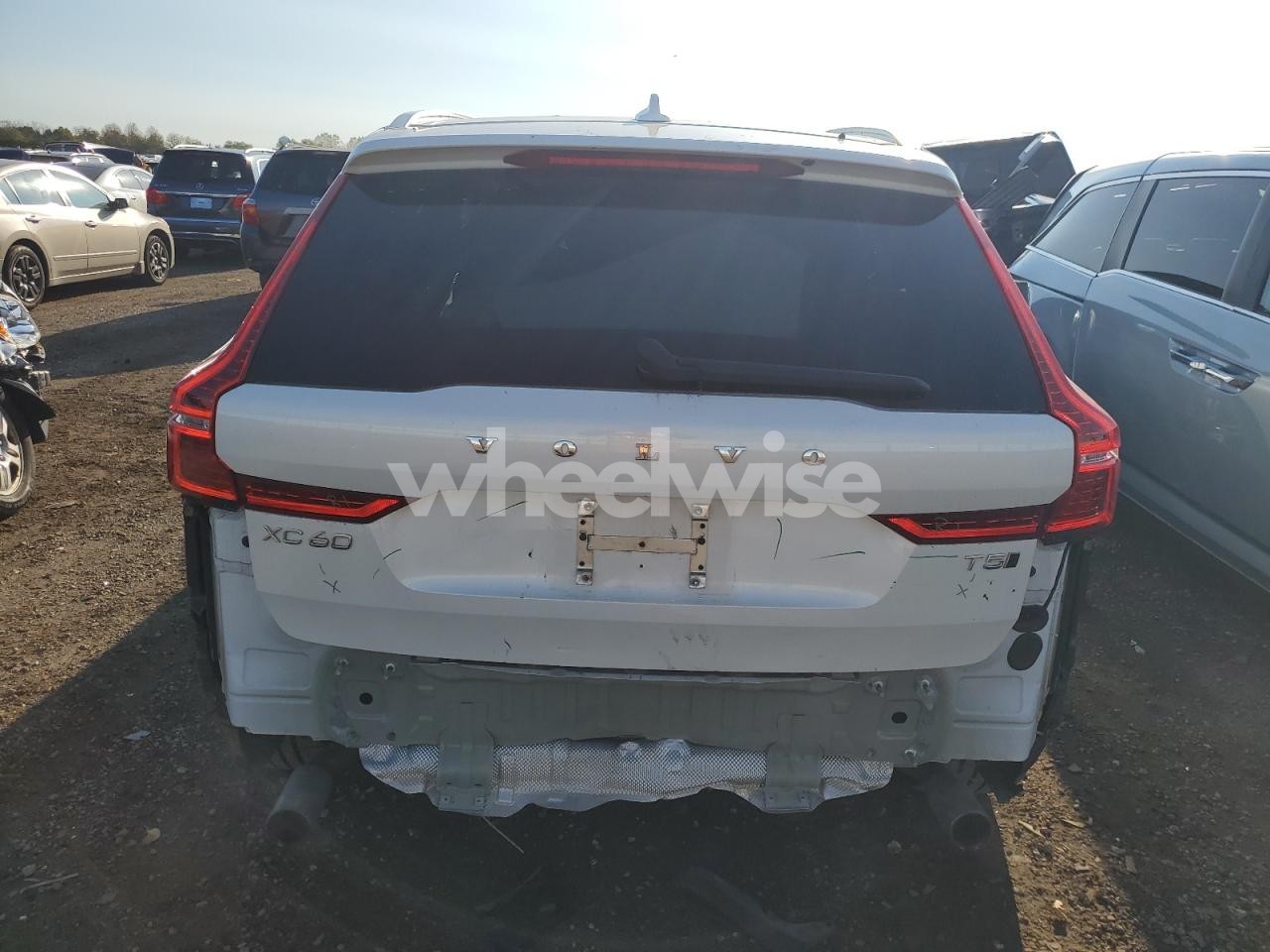 Photo 6 of 2021 VOLVO XC60 T5 MOMENTUM (VIN YV4102RK5M1759177)