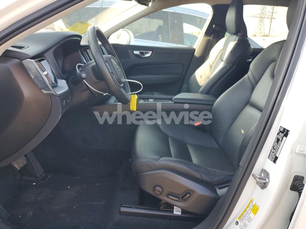 Photo 7 of 2021 VOLVO XC60 T5 MOMENTUM (VIN YV4102RK5M1759177)