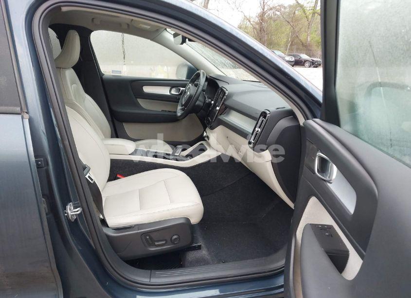 Photo 5 of 2021 Volvo Xc40 T5 MOMENTUM (VIN YV4162UK0M2469977)
