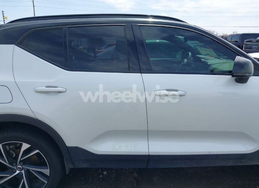 Photo 13 of 2019 Volvo Xc40 T5 MOMENTUM/T5 R-DESIGN (VIN YV4162XZ8K2004420)