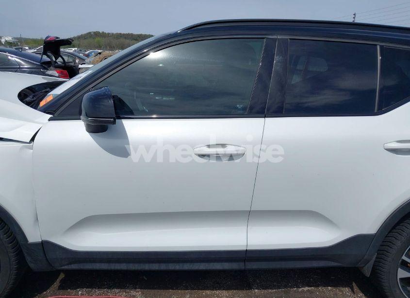 Photo 14 of 2019 Volvo Xc40 T5 MOMENTUM/T5 R-DESIGN (VIN YV4162XZ8K2004420)