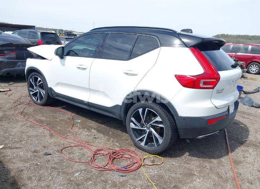 Photo 3 of 2019 Volvo Xc40 T5 MOMENTUM/T5 R-DESIGN (VIN YV4162XZ8K2004420)