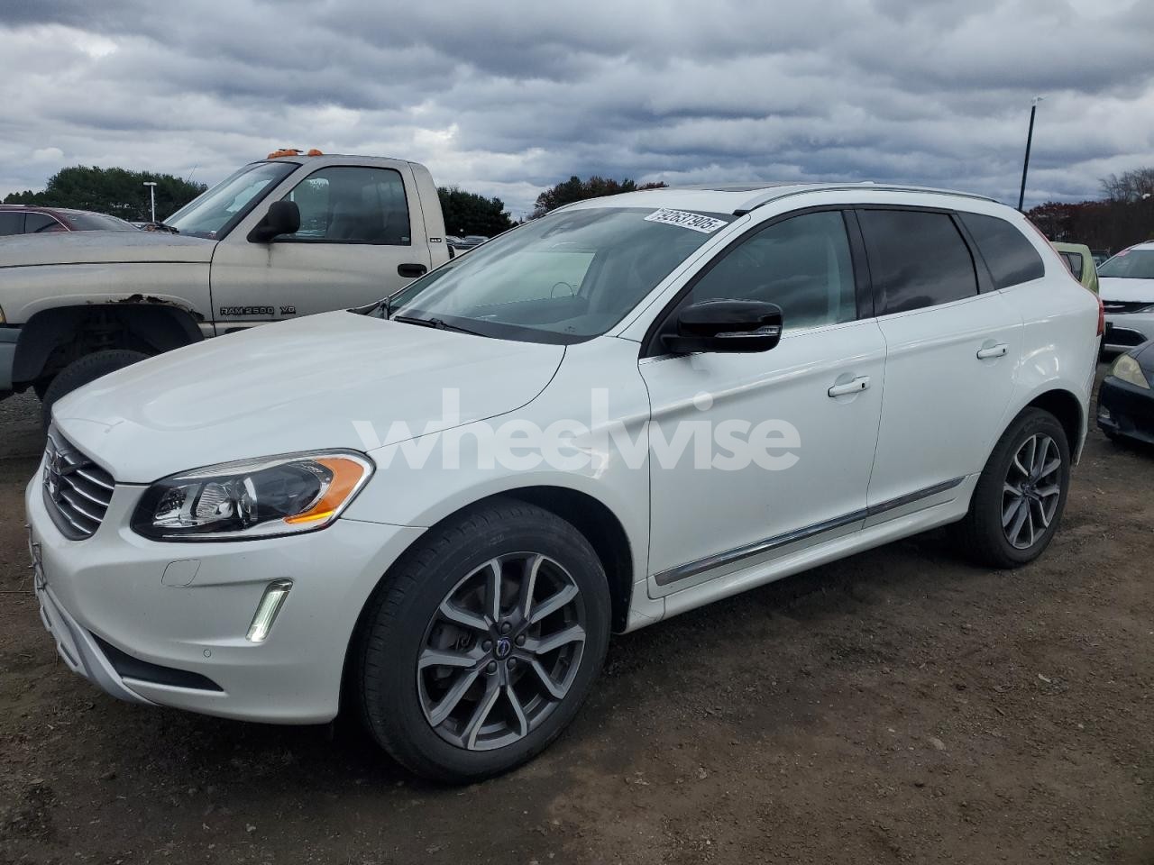 2017 VOLVO XC60 T6 DYNAMIC (VIN YV449MRR0H2031200) main photo