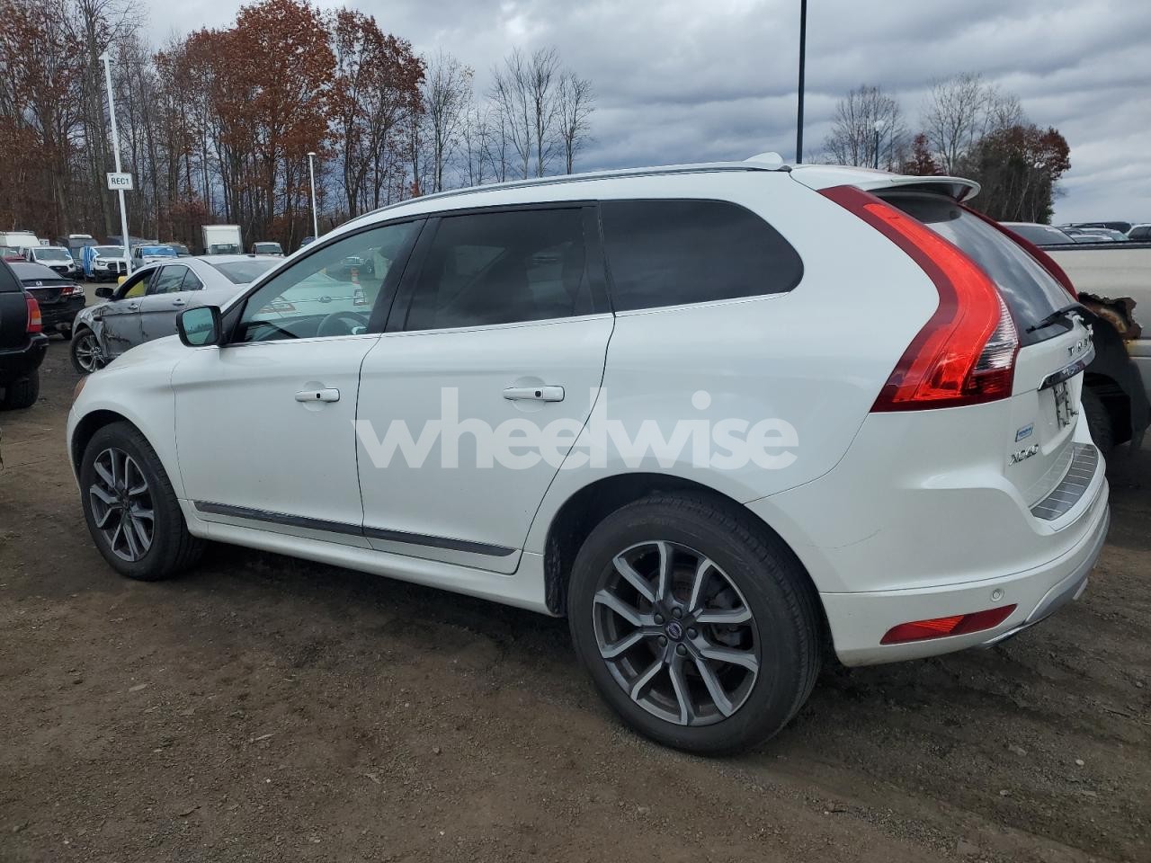 Photo 2 of 2017 VOLVO XC60 T6 DYNAMIC (VIN YV449MRR0H2031200)