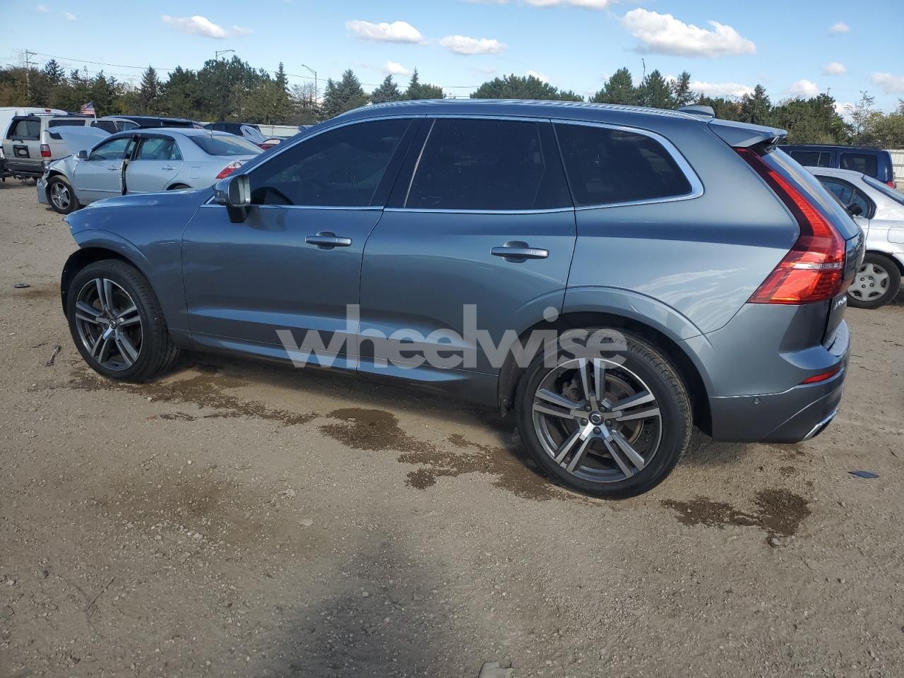 Photo 2 of 2018 VOLVO XC60 T6 MOMENTUM (VIN YV4A22RK8J1047087)
