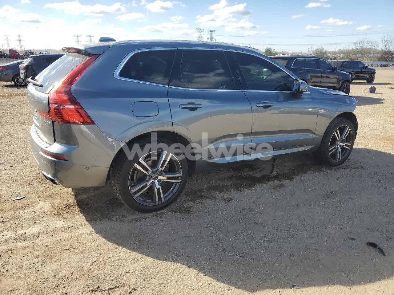 Photo 3 of 2018 VOLVO XC60 T6 MOMENTUM (VIN YV4A22RK8J1047087)