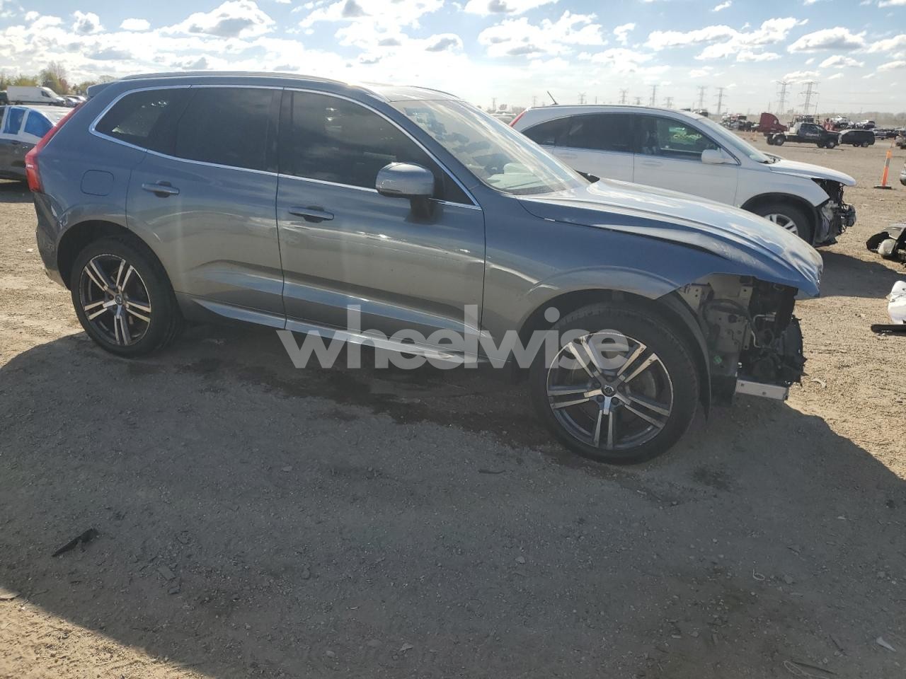 Photo 4 of 2018 VOLVO XC60 T6 MOMENTUM (VIN YV4A22RK8J1047087)