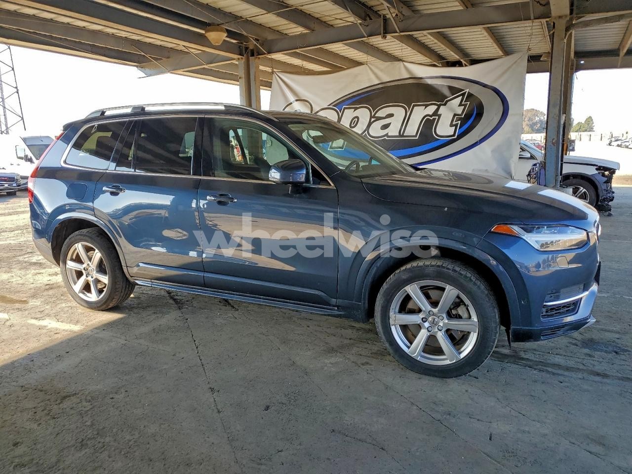 Photo 4 of 2019 VOLVO XC90 T8 MOMENTUM (VIN YV4BR0CKXK1444640)