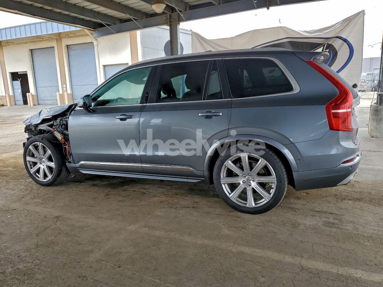 Photo 2 of 2018 VOLVO XC90 T8 (VIN YV4BR0PL8J1338608)