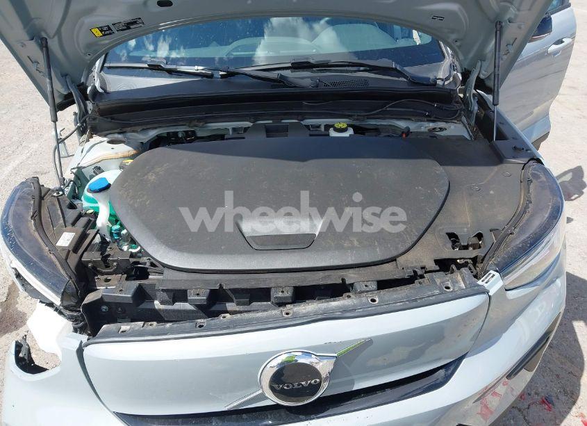 Photo 10 of 2025 Volvo Ex40 TWIN MOTOR CORE (VIN YV4ER3HJ8S2503399)