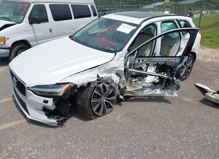 Photo 2 of 2022 Volvo Xc60 B5 MOMENTUM (VIN YV4L12DKXN1024421)