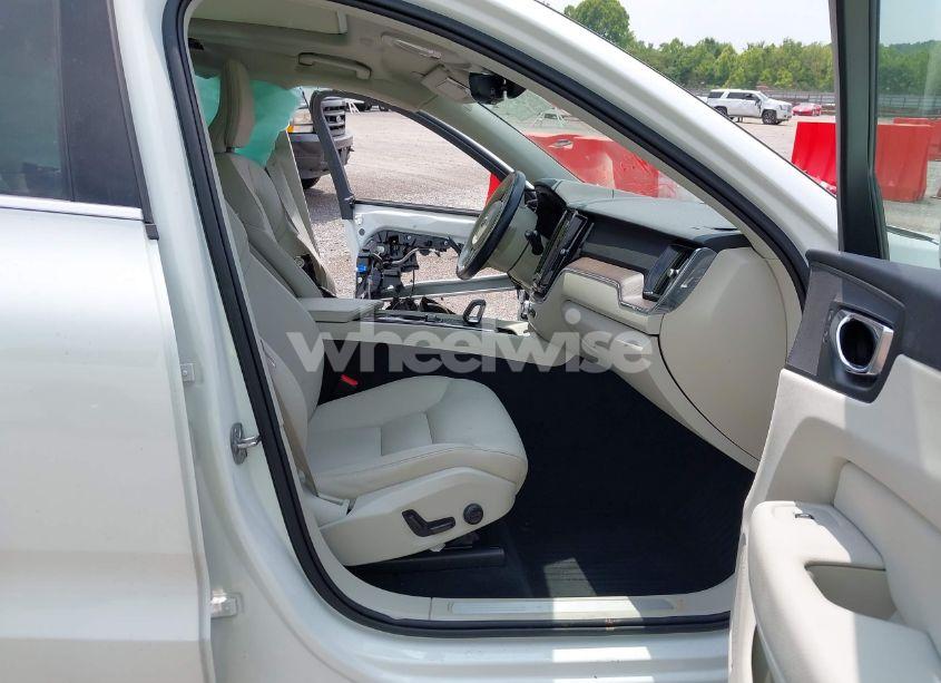 Photo 5 of 2022 Volvo Xc60 B5 MOMENTUM (VIN YV4L12DKXN1024421)