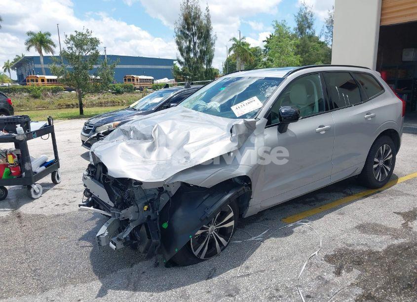 Photo 2 of 2024 Volvo Xc60 B5 CORE DARK THEME (VIN YV4L12RK1R1908391)