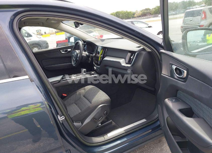 Photo 5 of 2022 Volvo Xc60 B5 MOMENTUM (VIN YV4L12RKXN1052826)