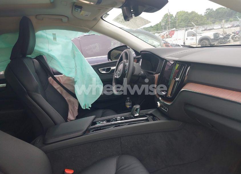 Photo 5 of 2024 Volvo Xc60 B5 PLUS DARK THEME (VIN YV4L12RL2R1777819)