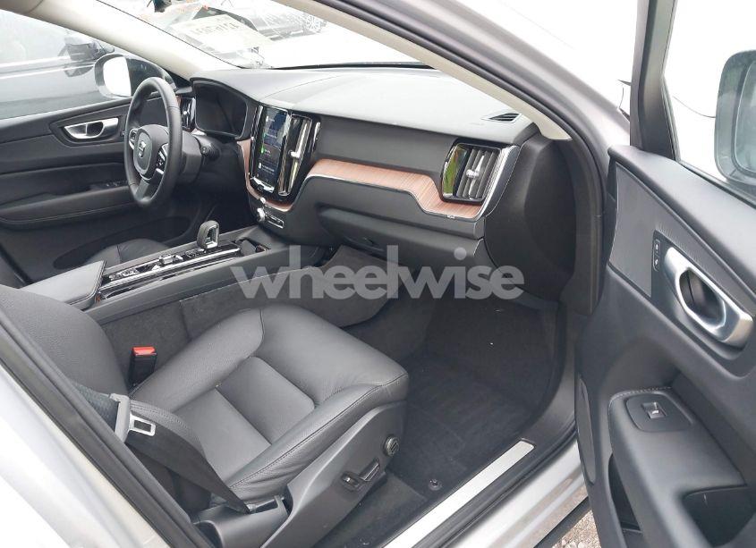 Photo 5 of 2024 Volvo Xc60 B5 PLUS DARK THEME (VIN YV4L12RL5R1885058)
