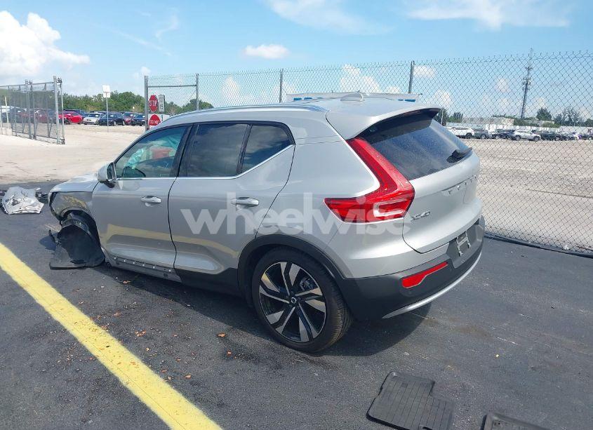 Photo 3 of 2024 Volvo Xc40 B5 PLUS BRIGHT THEME (VIN YV4L12UE0R2249649)