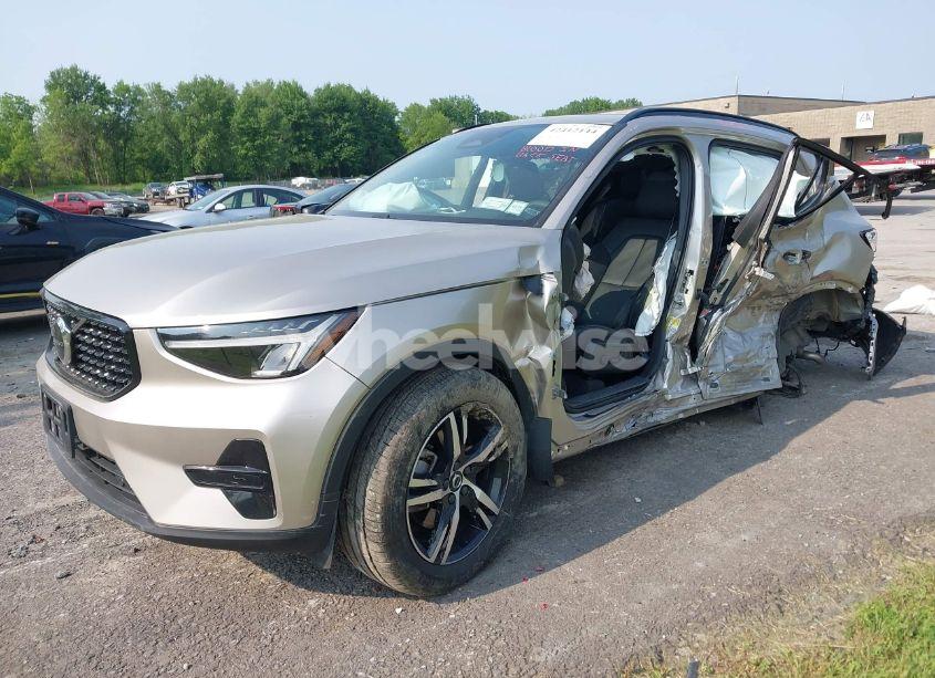 Photo 2 of 2024 Volvo Xc40 B5 CORE DARK THEME (VIN YV4L12UKXR2222285)