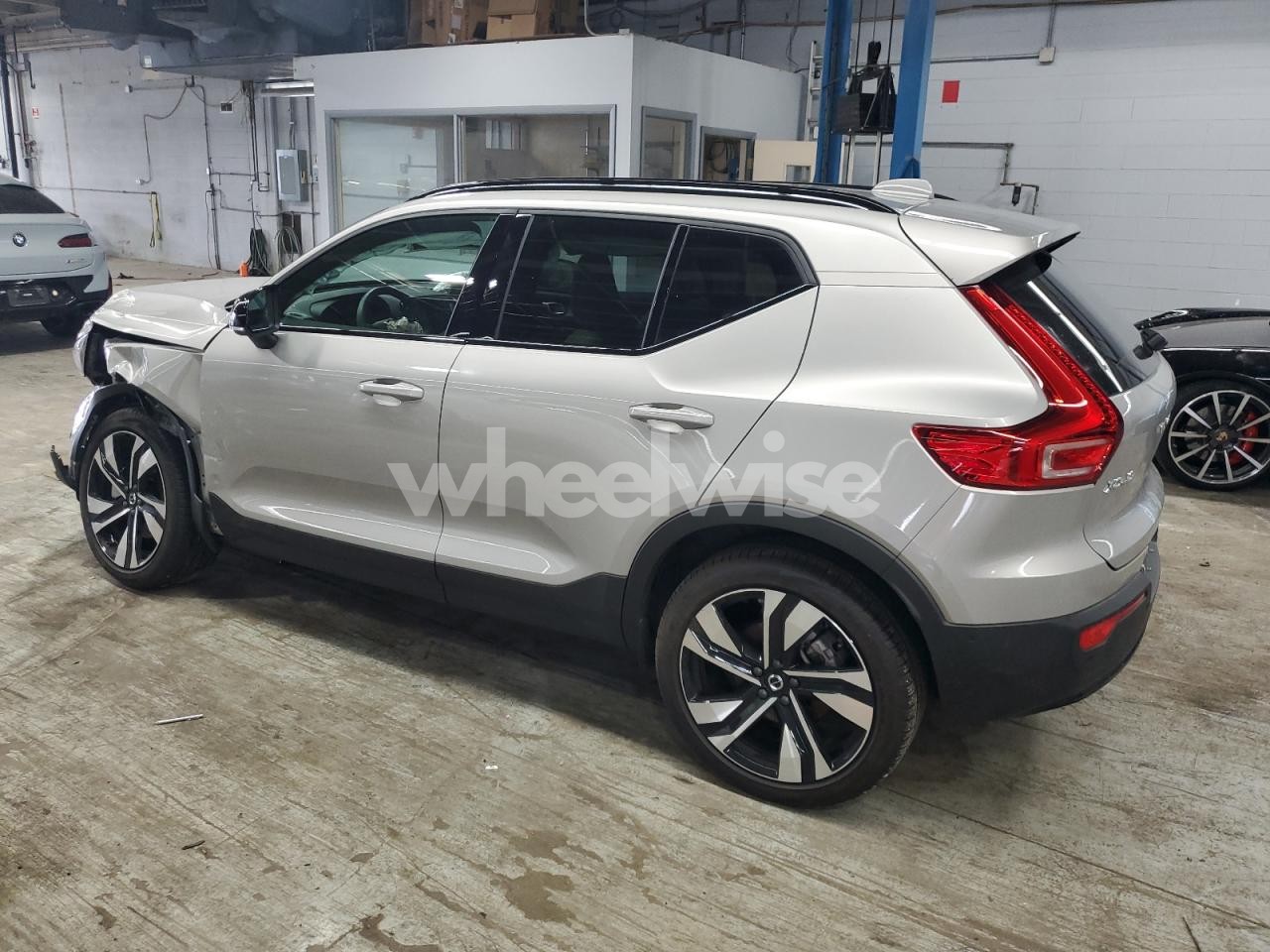 Photo 2 of 2024 VOLVO XC40 PLUS (VIN YV4L12UL9R2354902)