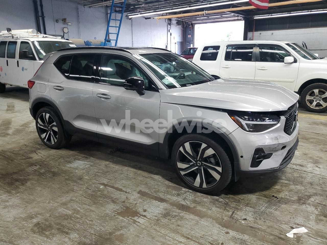 Photo 4 of 2024 VOLVO XC40 PLUS (VIN YV4L12UL9R2354902)