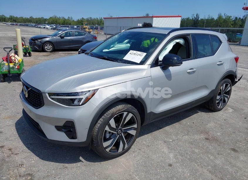 Photo 2 of 2024 Volvo Xc40 B5 PLUS DARK THEME (VIN YV4L12ULXR2293107)