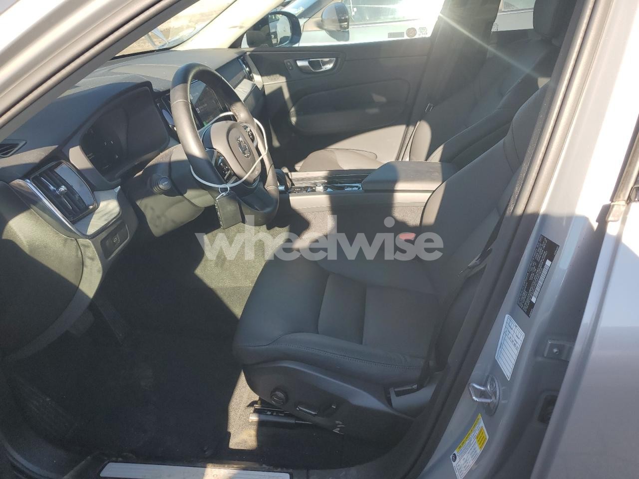 Photo 7 of 2025 VOLVO XC60 PLUS (VIN YV4M12RC0S1183241)