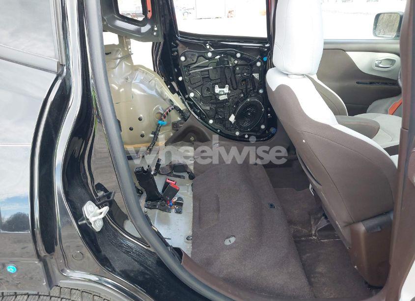 Photo 8 of 2015 Jeep Renegade LATITUDE (VIN ZACCJABT0FPB71021)