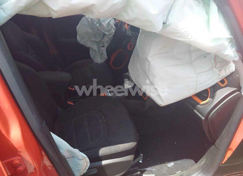 Photo 5 of 2020 Jeep Renegade LATITUDE FWD (VIN ZACNJABB6LPL11581)