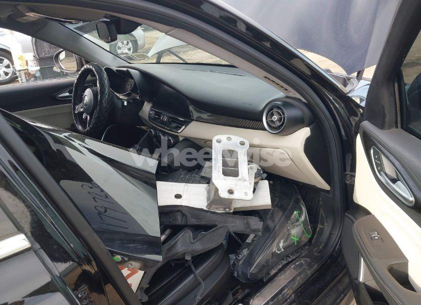 Photo 5 of 2018 Alfa Romeo GIULIA AWD (VIN ZARFAEDN3J7576805)