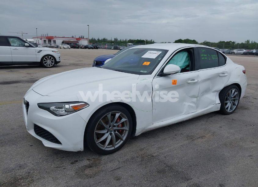 Photo 2 of 2019 Alfa Romeo GIULIA RWD (VIN ZARFAMAN2K7598133)