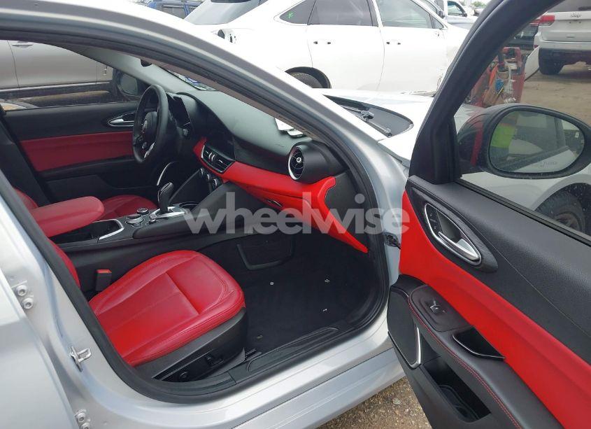 Photo 5 of 2021 Alfa Romeo GIULIA RWD (VIN ZARFAMAN6M7645490)