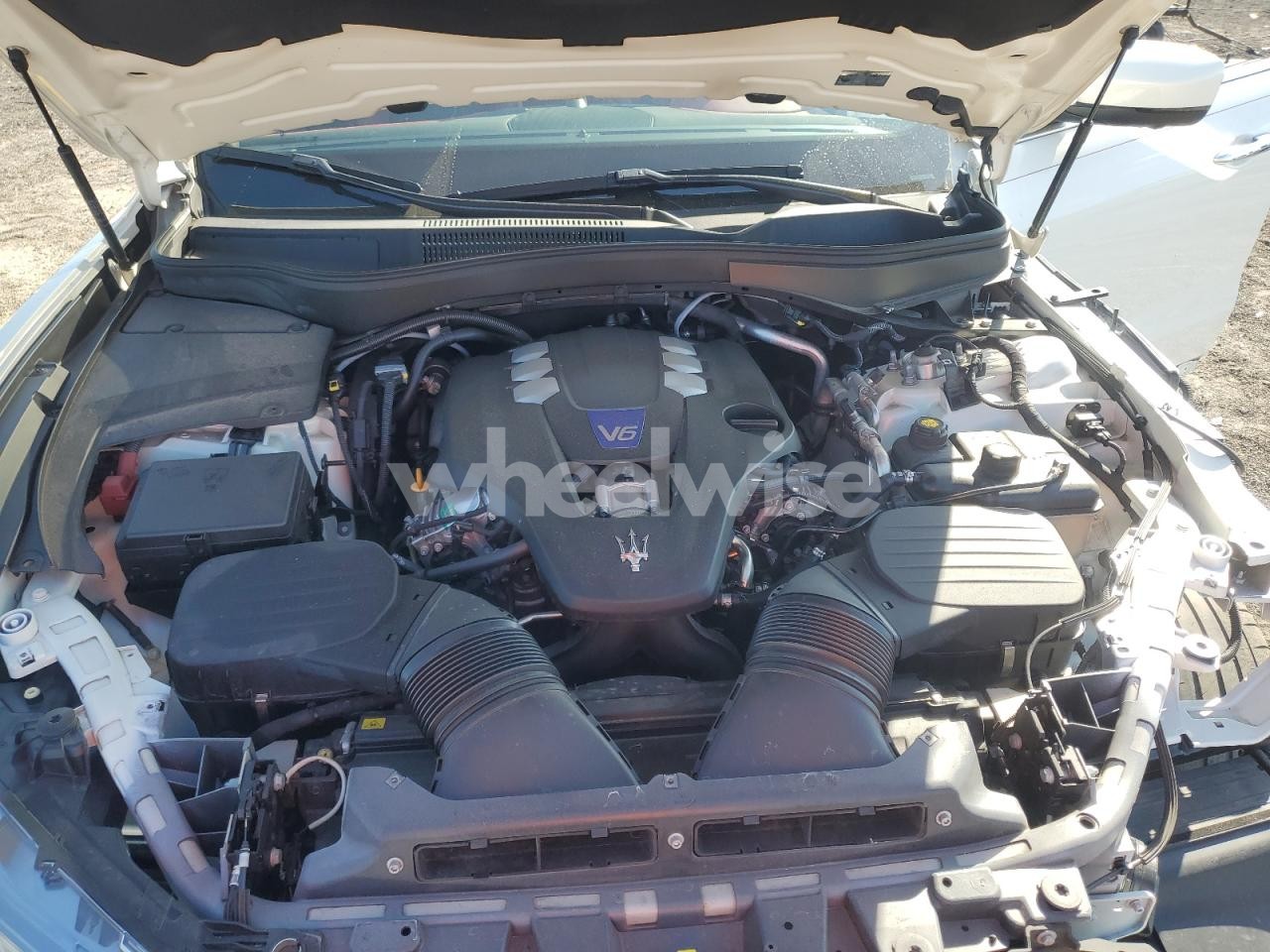 Photo 12 of 2018 MASERATI LEVANTE S LUXURY (VIN ZN661YUL4JX273024)
